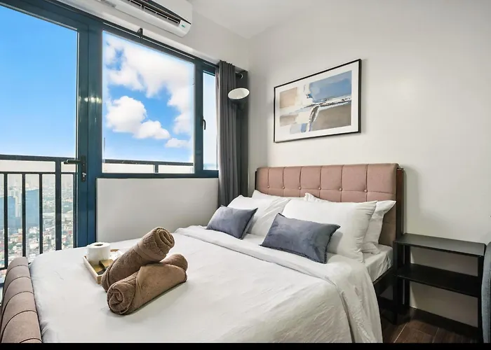 Makati Penthouse With Views *